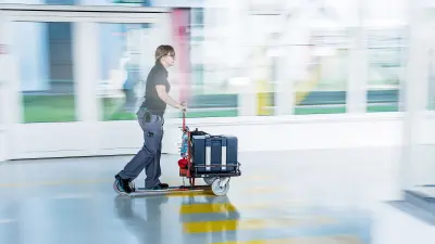 Lara Wehrmeister fährt mit einem Roller, im Profil.