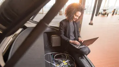Yodit Tessema arbeitet im Auto mit Bosch KI